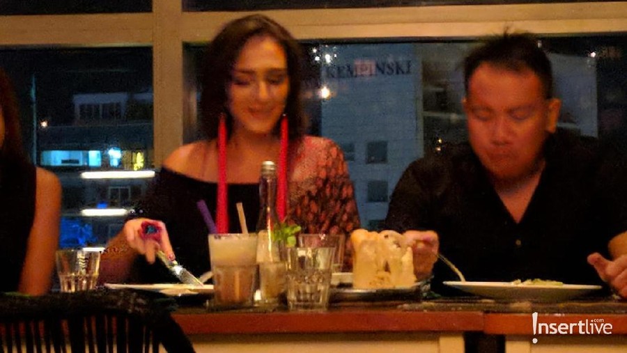 Eksklusif, Vicky Prasetyo Kepergok Makan Malam Bareng Bule Vicky Prasetyo kepergok sedang makan malam bareng bule cantik asal Eropa. Yuk, simak penelusuran eksklusifnya!