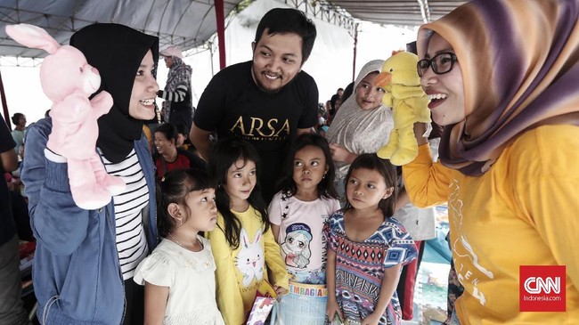 CT Arsa Foundation membantu korban tsunami Selat Sunda melupakan trauma dengan memberikan bantuan psikososial di pos pengungsian di Kecamatan Jiput, Pandeglang.