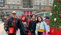 <p>Pergi ke Union Square menjadi salah satu tujuan mereka lho. Seru ya, Bun, menyaksikan kekompakan keluarga mereka. (Foto Instagram @ king_uyakuya)</p>