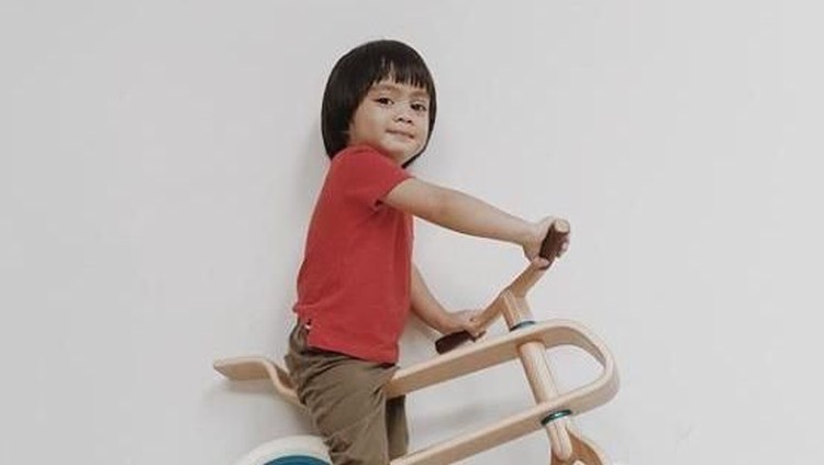 Jempolnya nyempil di bawah foto, bikin warganet gemas melihatnya. Intip kelucuannya yuk, Bun.