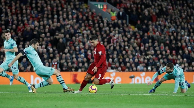 Liverpool unggul 4-1 atas Arsenal di babak pertama dalam lanjutan pertandingan Liga Primer Inggris pekan ke-20 di Stadion Anfield, Minggu (30/12) dini hari WIB.