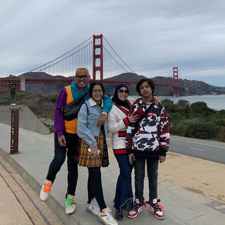 <p>Mengisi liburan akhir tahun, Uya Kuya memboyong keluarganya traveling ke San Fransisco.( Foto Instagram @ king_uyakuya)</p>