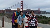 <p>Mengisi liburan akhir tahun, Uya Kuya memboyong keluarganya traveling ke San Fransisco.( Foto Instagram @ king_uyakuya)</p>