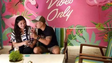 img-title Terus Mesra Bersama Istri, Wendi Cagur: Kita Saling Butuh