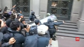 VIDEO: Pedemo Penembakan Mapuche 'Serang' Polisi di Santiago