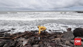 Awas, Tinggi Gelombang Laut Selatan Jateng-DIY Capai 6 Meter