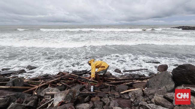 Wisatawan yang berkunjung ke pantai diimbau berhati-hati dan tidak berenang atau mandi, terutama di wilayah pantai yang terhubung langsung dengan laut lepas.