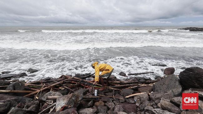 Awas, Tinggi Gelombang Laut Selatan Jateng-DIY Capai 6 Meter Wisatawan yang berkunjung ke pantai diimbau berhati-hati dan tidak berenang atau mandi, terutama di wilayah pantai yang terhubung langsung dengan laut lepas.