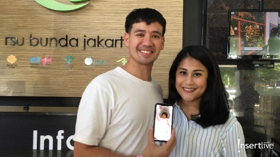 Dikaruniai Anak Pertama, Tarra Budiman: Kado Paling Indah Tarra Budiman tengah berbahagia atas kelahiran anak pertama mereka, Kalea Jada Agyra. Bagi Tarra, kelahiran Kalea jadi kado paling indah di tahun 2018 ini.