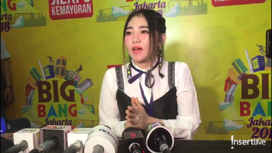 Umat Hindu mengecam poster konser Via Vallen yang dinilai menistakan agama.