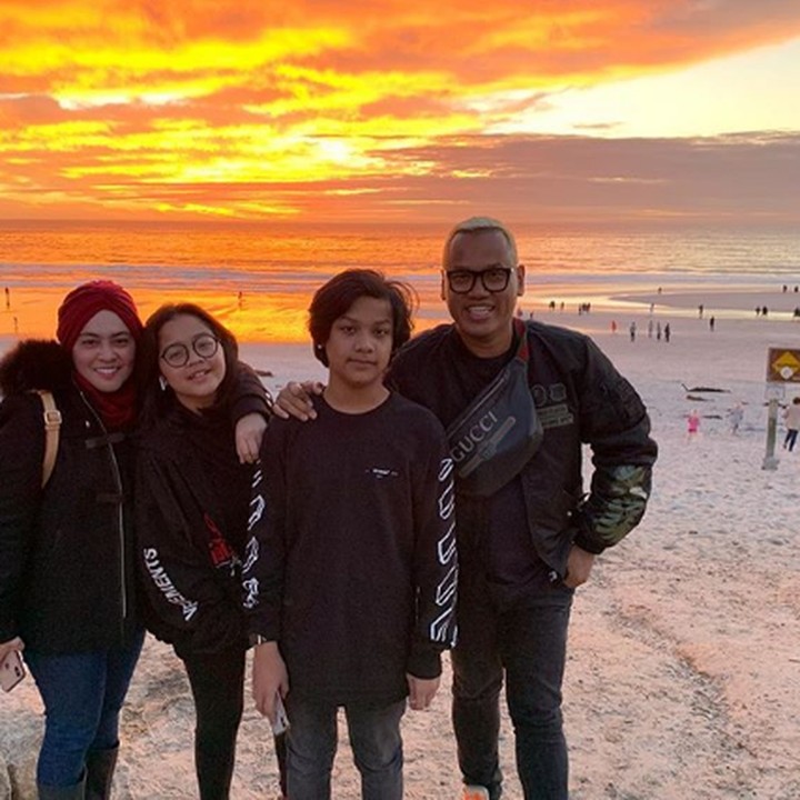 <p>Spot foto yang menarik nih, nikmatin sunset di pantai seperti yang dilakukan Uya Kuya dan keluarganya. ( Foto Instagram @ king_uyakuya)  </p>