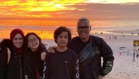 <p>Spot foto yang menarik nih, nikmatin sunset di pantai seperti yang dilakukan Uya Kuya dan keluarganya. ( Foto Instagram @ king_uyakuya)  </p>