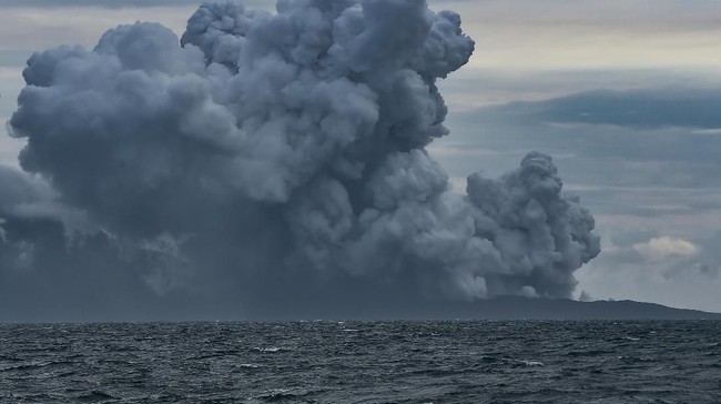 Mbah Rono tidak percaya letusan Gunung Anak Krakatau bisa menimbulkan tsunami. Menurutnya ukuran Gunung Anak Krakatau terlalu kecil untuk memicu tsunami.