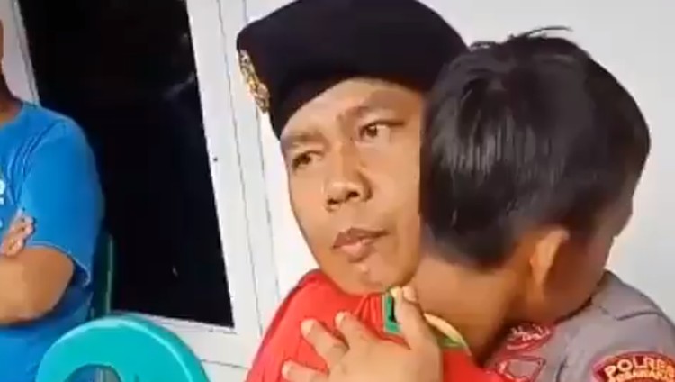 Polisi itu minta dipanggi Papi. Dia tak kuasa melihat anak sekcil Adit, meratapi kepergian orang tuanya dalam musibah tsunami Banten.