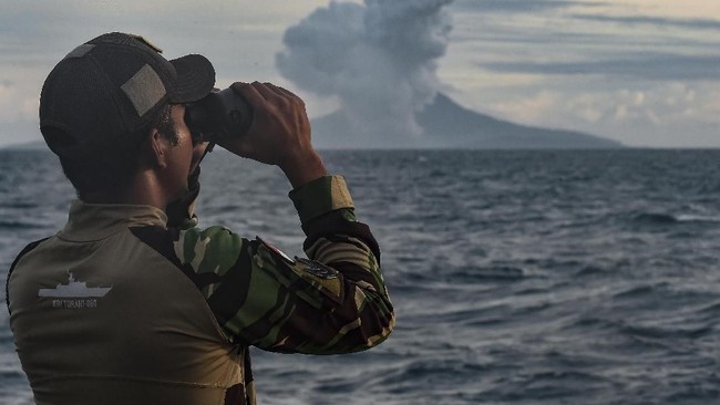 Gunung Anak Krakatau kembali meletus pada Sabtu (10/6). Saat ini statusnya siaga atau berada di Level III.