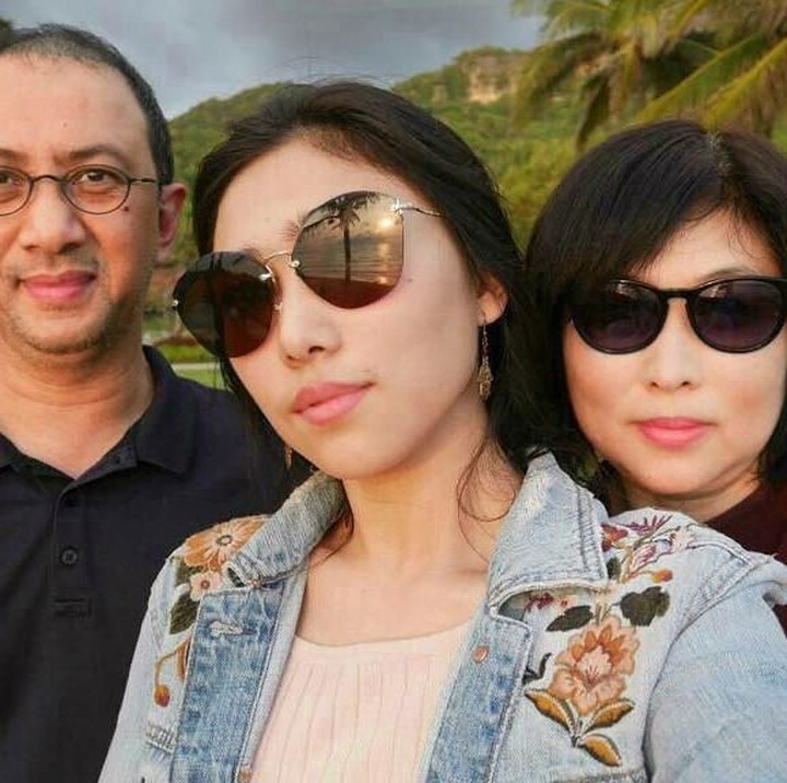 <p>Semoga selalu bahagia, Isyana Sarasvati dan keluarga. (Foto: Instagram @marpanda.)</p>