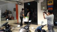 Geledah Satker SPAM, KPK Sita 4 Koper dan 3 Boks Barang Bukti Geledah Satker SPAM, KPK Sita 4 Koper dan 3 Boks Barang Bukti