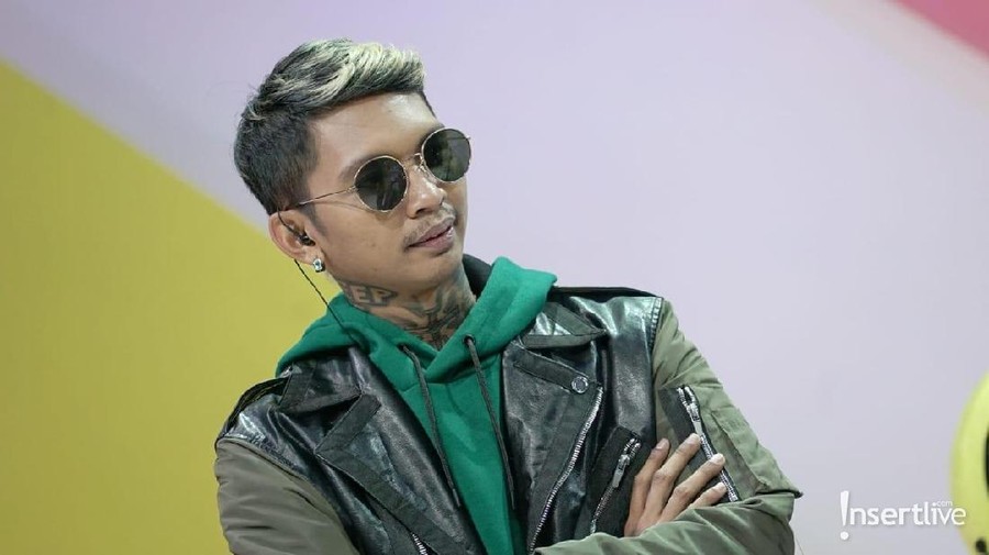 Resolusi 2019, Young Lex: Gue Pengen Bangun Pagi Young lex mengaku masih banyak target yang belum tercapai di tahun 2018 ini. Salah satu keinginannya yang paling simpel adalah bangun pagi.