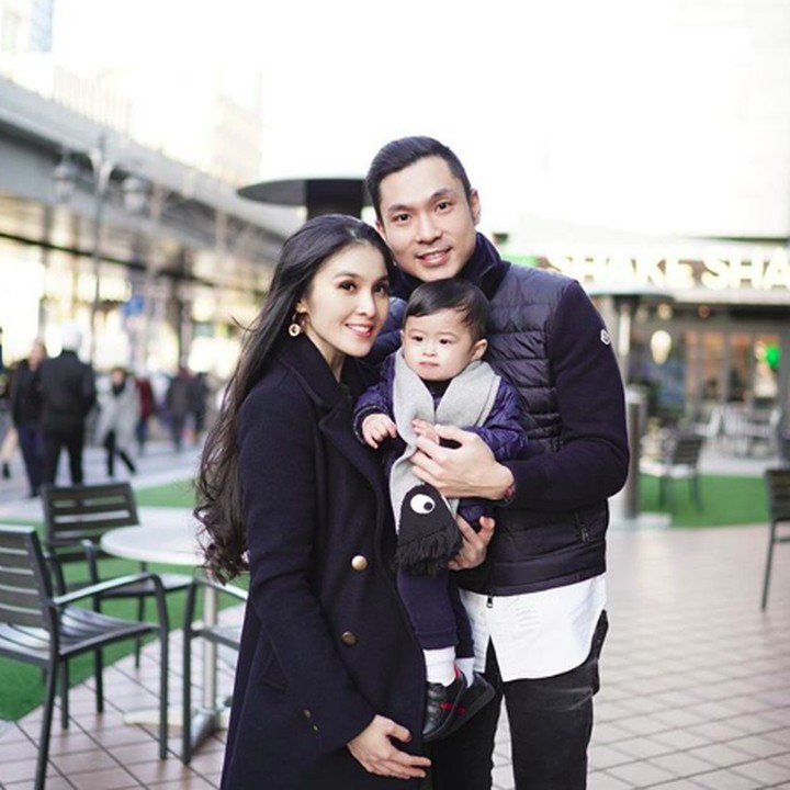 <a href="https://hot.detik.com/celeb/4307164/rayakan-ultah-anak-sandra-dewi-boyong-keluarga-ke-disneyland-tokyo">Sandra Dewi</a> dan suami menikah pada November 2016, setahun kemudian lahirlah Raphael yang imut. (Foto: Instagram/raphaelmoeis)