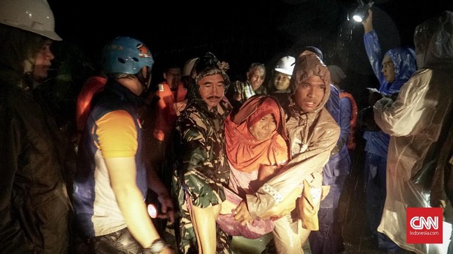 Saat di berbagai belahan dunia bersukaria pada malam pergantian tahun, pengungsi tsunami Selat Sunda justru bingung karena rumah mereka telah hancur.