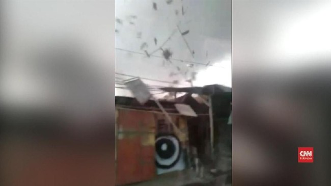 Sejumlah rumah rusak dan atap beterbangan ketika angin puting melanda kawasan Rancaekek, Kabupaten Bandung, Jumat (11/1) sore.