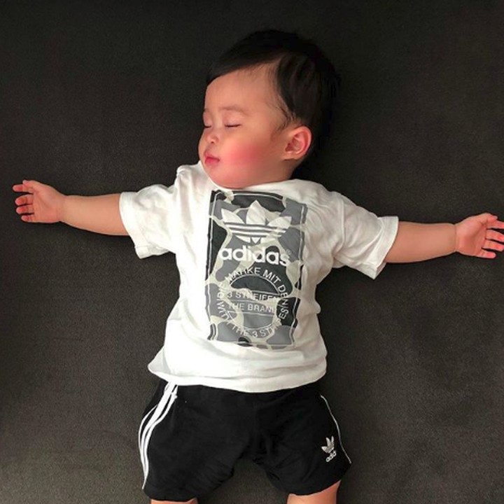 Rafa bobok tapi pipinya merah banget. Lucu ya, Bun. (Foto: Instagram/raphaelmoeis)