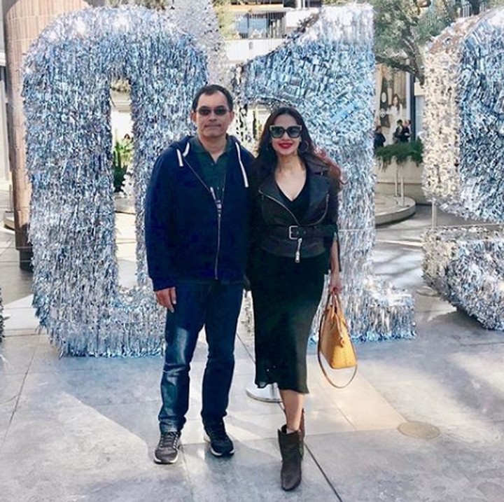 <p>Saatnya mejeng bareng suami nih, Bun. Mereka berfoto di depan ornamen pergantian tahun, yang memajang angka 2019 dalam ukuran raksasa. (Foto: Instagram @ diahpermatasari_d_p_s)</p>