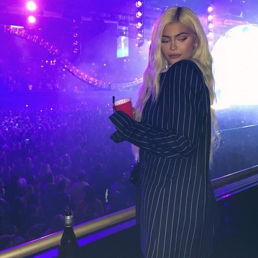 Jelang 2019, Kylie Jenner Warnai Rambutnya