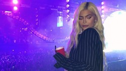 Jelang 2019, Kylie Jenner Warnai Rambutnya