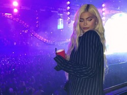 Jelang 2019, Kylie Jenner Warnai Rambutnya