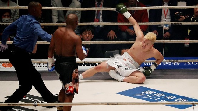 Floyd Mayweather Jr. mengalahkan kickboxer asal Jepang Tenshin Nasukawa, di ronde pertama dengan TKO dalam sebuah pertarungan ekshibisi di Saitama Super Arena.