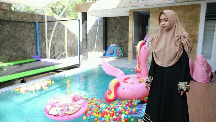 Ria Ricis diamuk tetangga karena syuting di wilayah kompleks sangat pandemi corona. Ria Ricis lalu mengucap permohonan maaf.