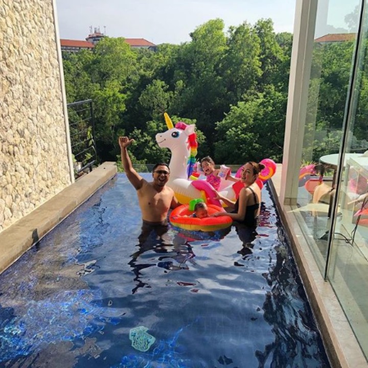 <p>Berenang menjadi salah satu cara untuk membahagiakan anak-anak saat liburan. Orang tua bisa ikut menemani mereka berenang sambil bercerita hal yang menyenangkan.  (Foto: Instagram: @reisabrotoasmoro)</p>