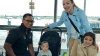 <p>Mengisi liburan akhir tahun, dr Reisa Brontoasmoro dan suami mengajak kedua anaknya menikmati keindahan Pulau Dewata, Bali. (Foto: Instagram: @reisabrotoasmoro)</p>