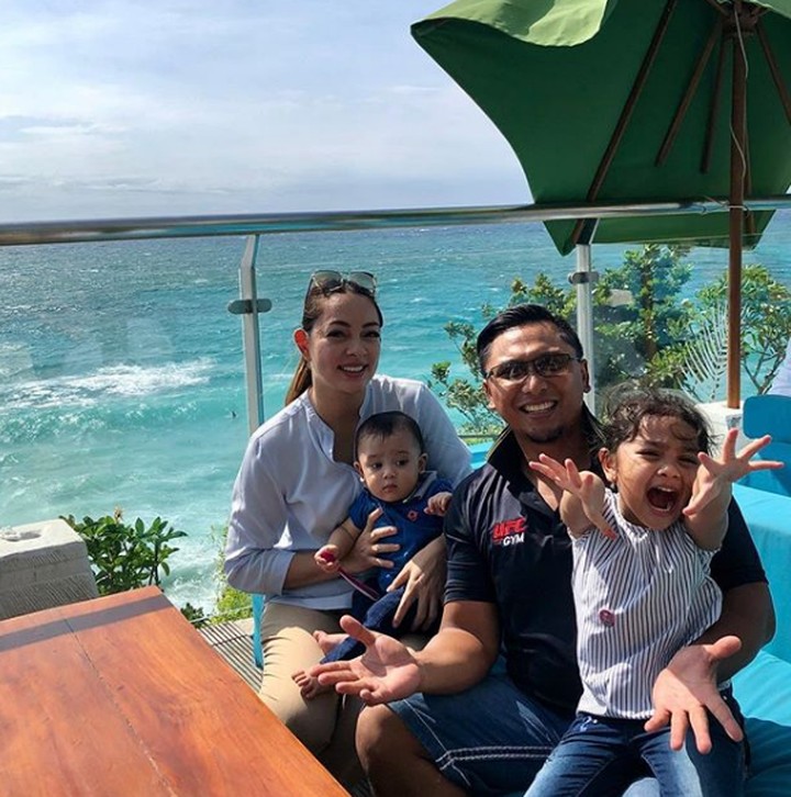 Mengajak liburan keluarga, nggak perlu jauh-jauh ke luar negeri lho, Bun. Tengok deh keseruan dr Reisa Brotoasmoro dan keluarganya saat liburan di Bali.
