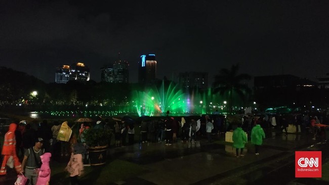 Sekitar pukul 06.30 WIB, sudah tak terlihat tumpukan sampah usai perayaan tahun baru di halaman Monas. Namun, petugas kebersihan masih mengeluhkan sisa sampah.