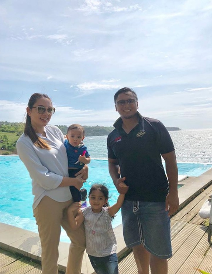 Mengajak liburan keluarga, nggak perlu jauh-jauh ke luar negeri lho, Bun. Tengok deh keseruan dr Reisa Brotoasmoro dan keluarganya saat liburan di Bali.