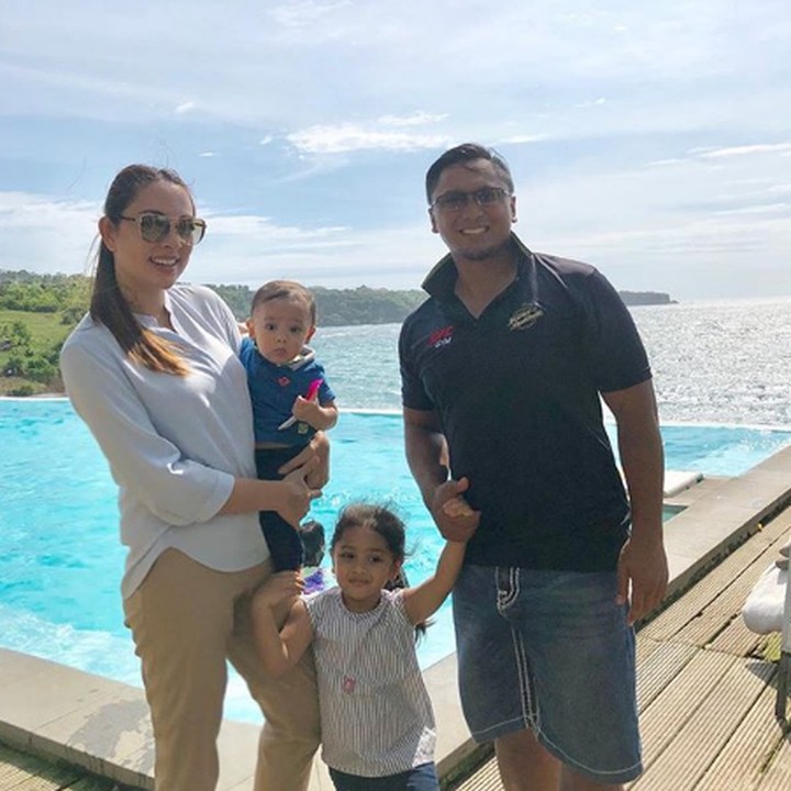 <p>Menikmati pantai di Bulan Desember jadi lebih menyenangkan, karena cuaca jadi lebih sejuk, Bun. (Foto: Instagram: @reisabrotoasmoro)</p>