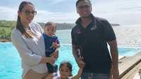 <p>Menikmati pantai di Bulan Desember jadi lebih menyenangkan, karena cuaca jadi lebih sejuk, Bun. (Foto: Instagram: @reisabrotoasmoro)</p>
