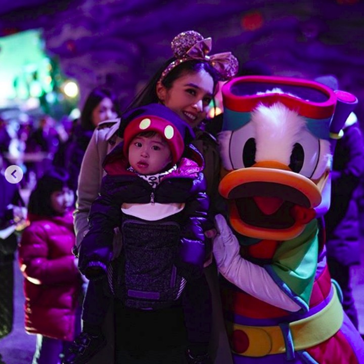 Di hari ulang tahunnya, Rafa sedang berlibur di Disneyland Tokyo bersama keluarganya nih, Bun. (Foto: Instagram/raphaelmoeis)