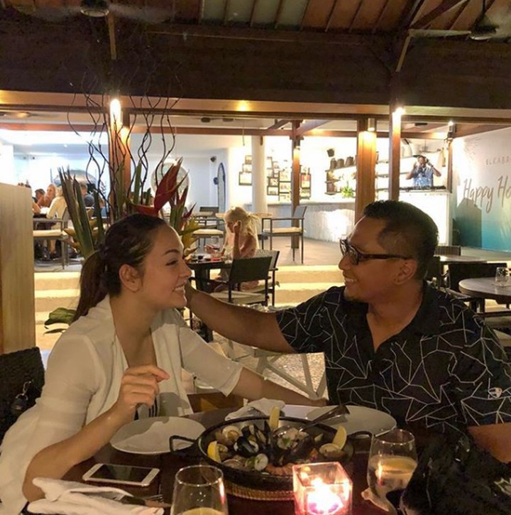 Mengajak liburan keluarga, nggak perlu jauh-jauh ke luar negeri lho, Bun. Tengok deh keseruan dr Reisa Brotoasmoro dan keluarganya saat liburan di Bali.