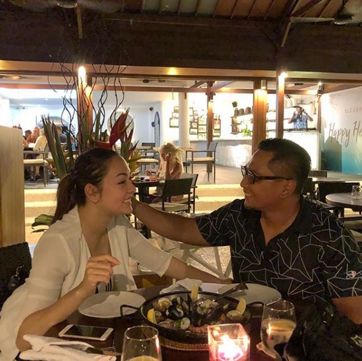 <p>Setelah lelah berkeliling, saatnya dr Reisa menikmati malam romantis bersama suami. Hidangan seafood jadi santapan utama mereka.  (Foto: Instagram: @reisabrotoasmoro)</p>