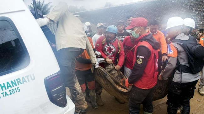 FOTO: Duka Sukabumi Akibat Longsor di Sirnaresmi