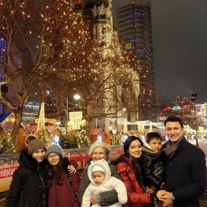 New year 2019 from our family, tulis Bunda Titi di caption. Yeay, selamat Tahun Baru! (Foto: Instagram @titi_kamall)
