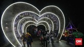 FOTO: Semarak Tahun Baru 2019 di Ibu Kota Hujan dan angin kencang mewarnai perayaan Tahun Baru 2019 di sejumlah titik di Jakarta. Namun warga tetap antusias menyambut pergantian tahun.