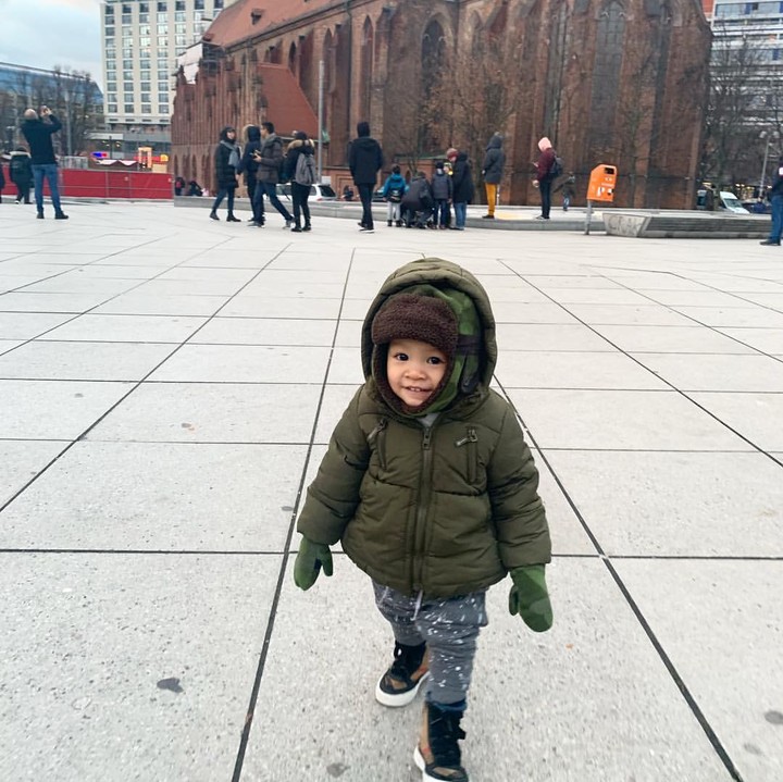 Lucunya Baby Kai! Putra kedua Titi Kamal dan Christian Sugiono ini tetap happy ya main di tengah cuaca dingin. Jaketnya tebal banget! (Foto: Instagram @titi_kamall)