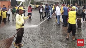 Truk Pemadam Kebakaran Dikerahkan Bersihkan Sampah Tahun Baru