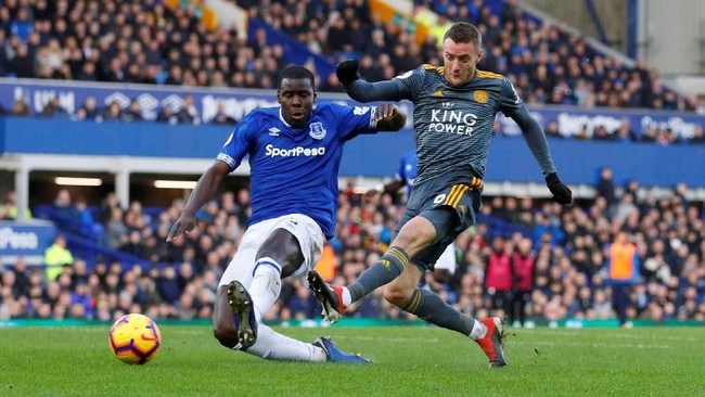 Striker Leicester City Jamie Vardy menjadi pemain yang mencetak gol pertama di Liga Primer Inggris di tahun 2019 setelah membobol gawang Everton.