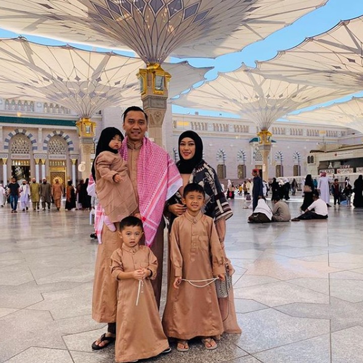 <p>Liburan Tahun Baru, keluarga Ibas Yudhoyono berkunjung ke Eropa dan melakukan umrah ke Tanah Suci. Ibas dan Aliya bahkan ikut memboyong ketiga anaknya. (Foto: Instagram @ibasyudhoyono)</p>