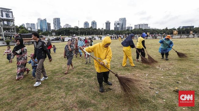 Dinas Lingkungan Hidup DKI Jakarta menyatakan perayaan tahun baru 2023 menghasilkan total 74 ton sampah yang dikumpulkan dari sejumlah lokasi keramaian.